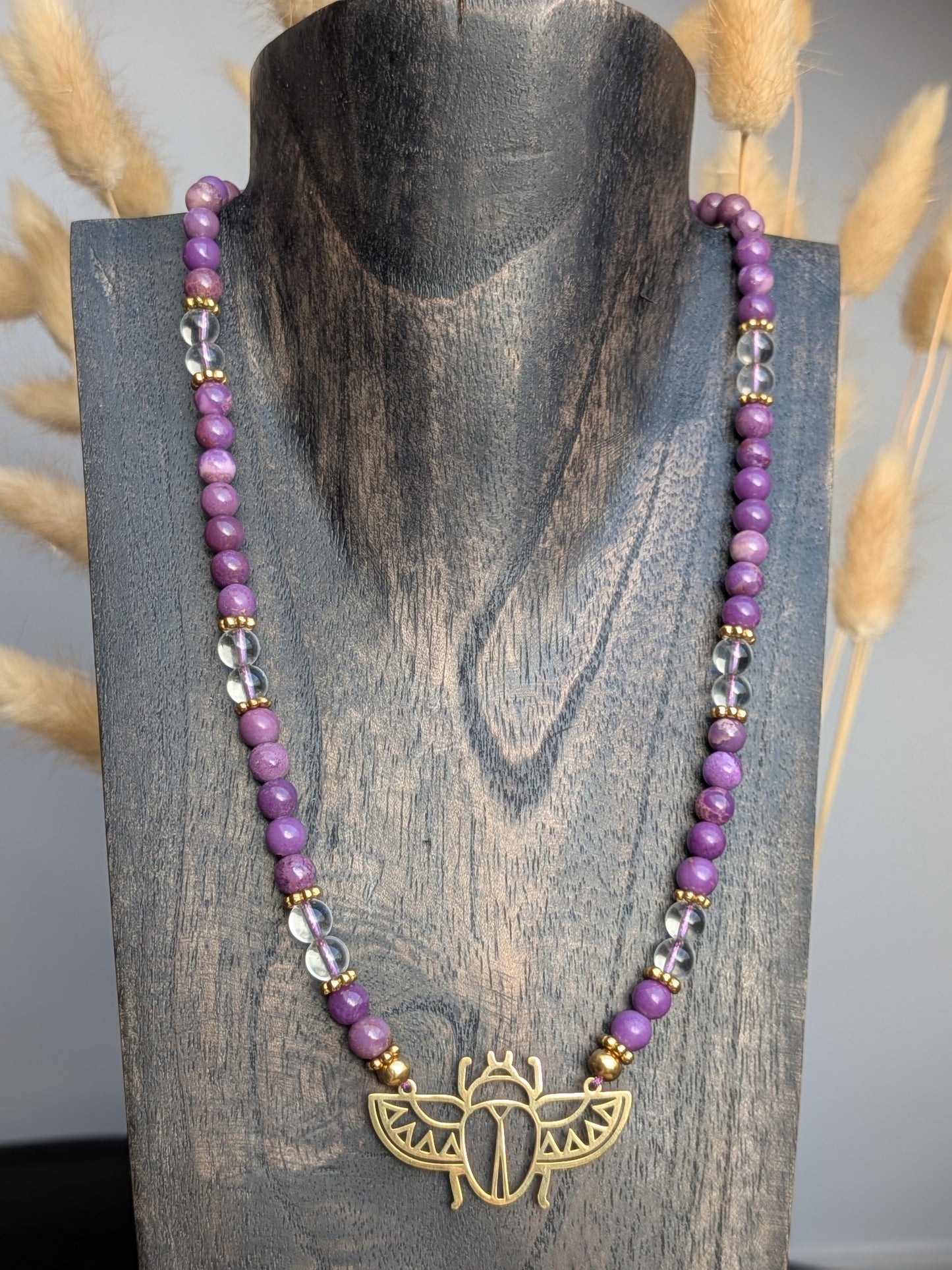 Collier en phosphosiderite et cristal de roche, pendentif scarabée