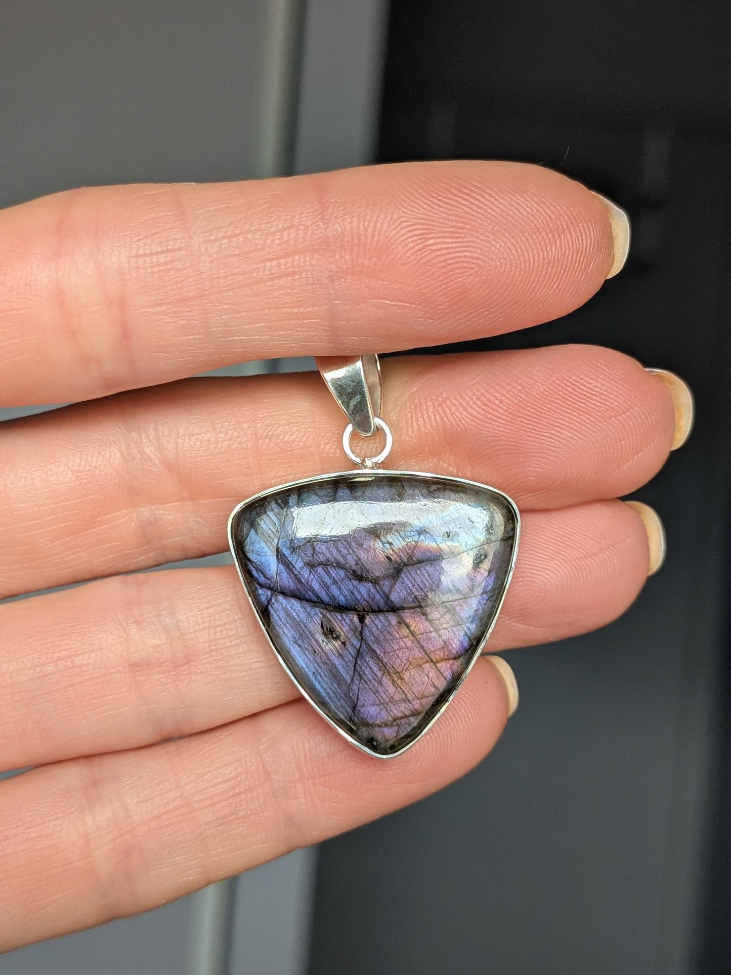 Pendentif triangle labradorite multicolore
