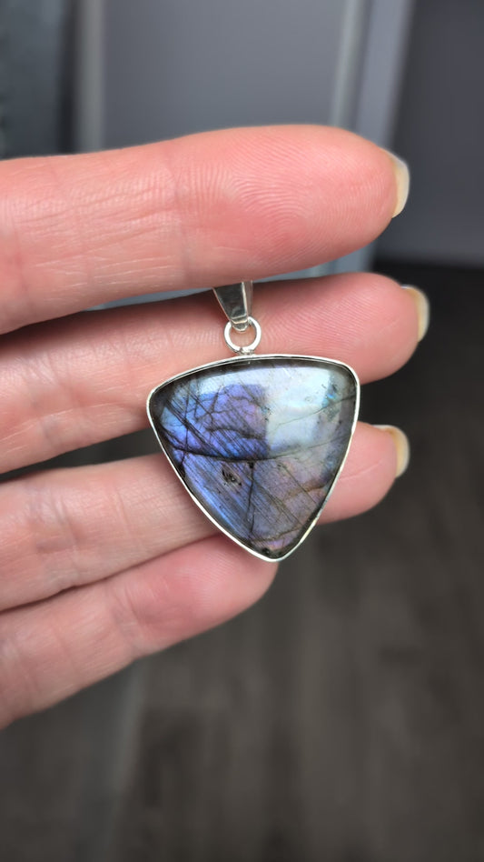 Pendentif triangle labradorite multicolore