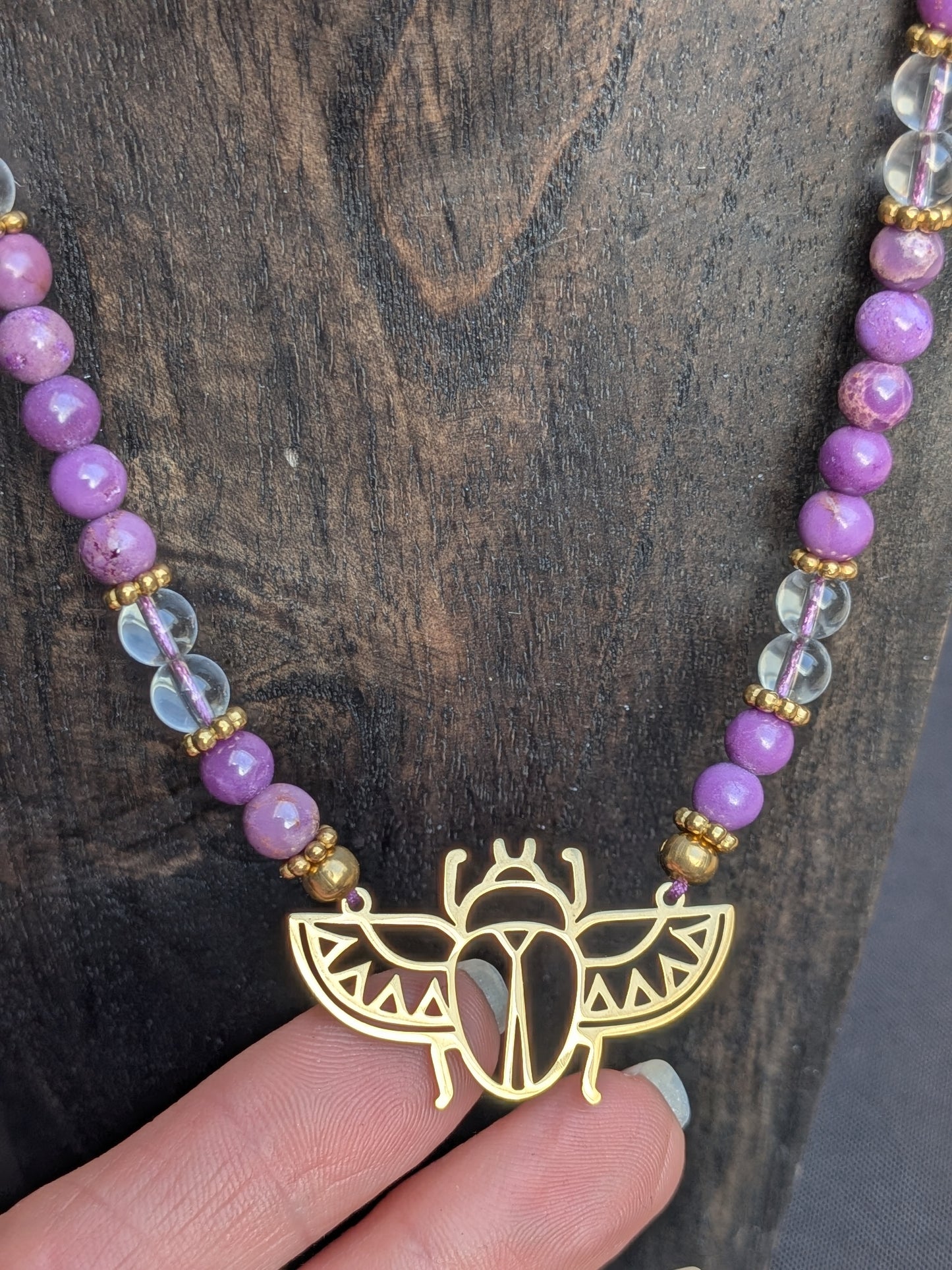 Collier en phosphosiderite et cristal de roche, pendentif scarabée