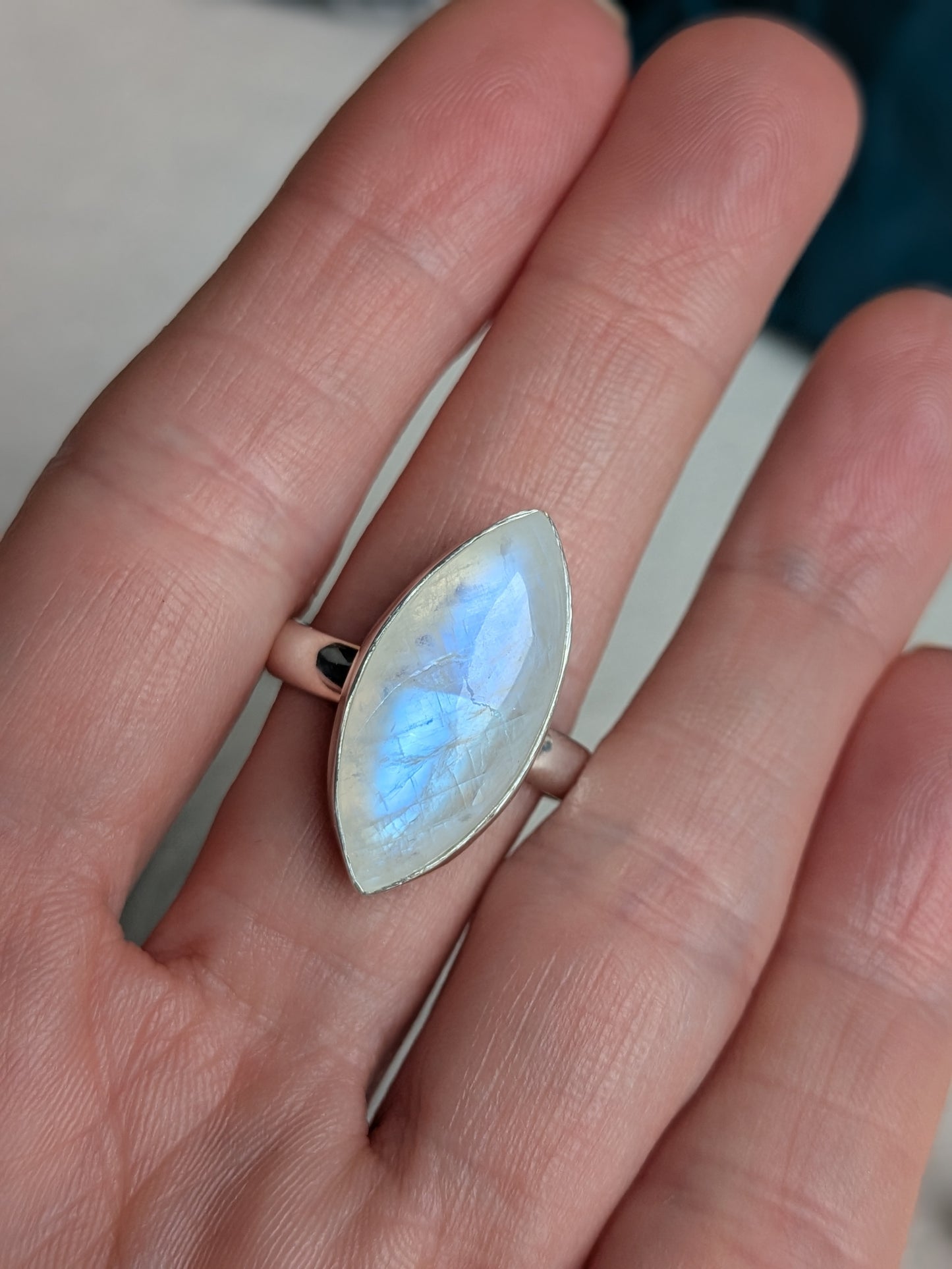 Bague marquise labradorite blanche