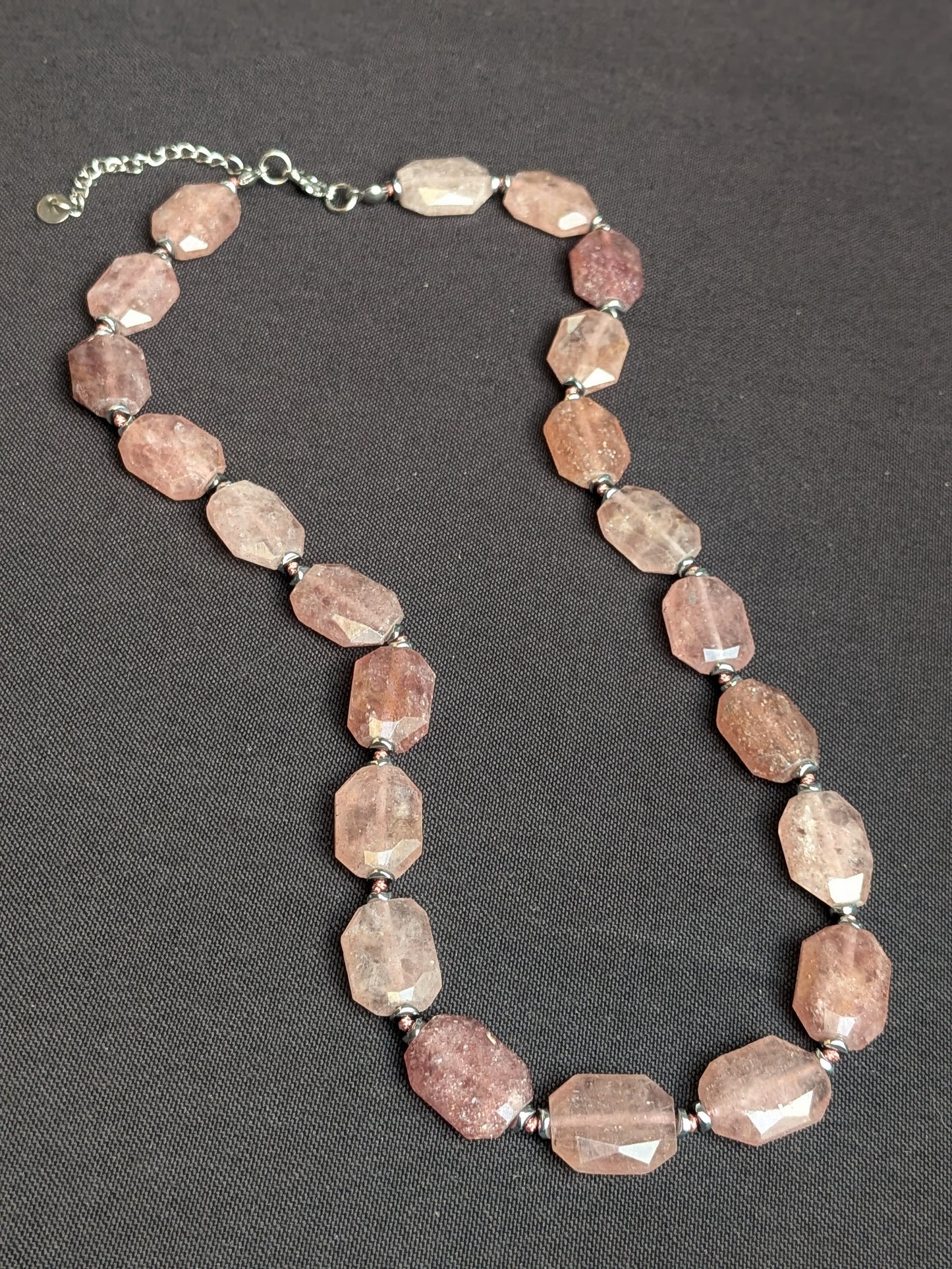 Collier perles octogonales en quartz fraise