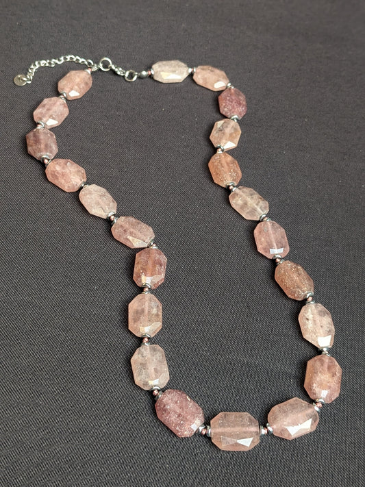 Collier perles octogonales en quartz fraise