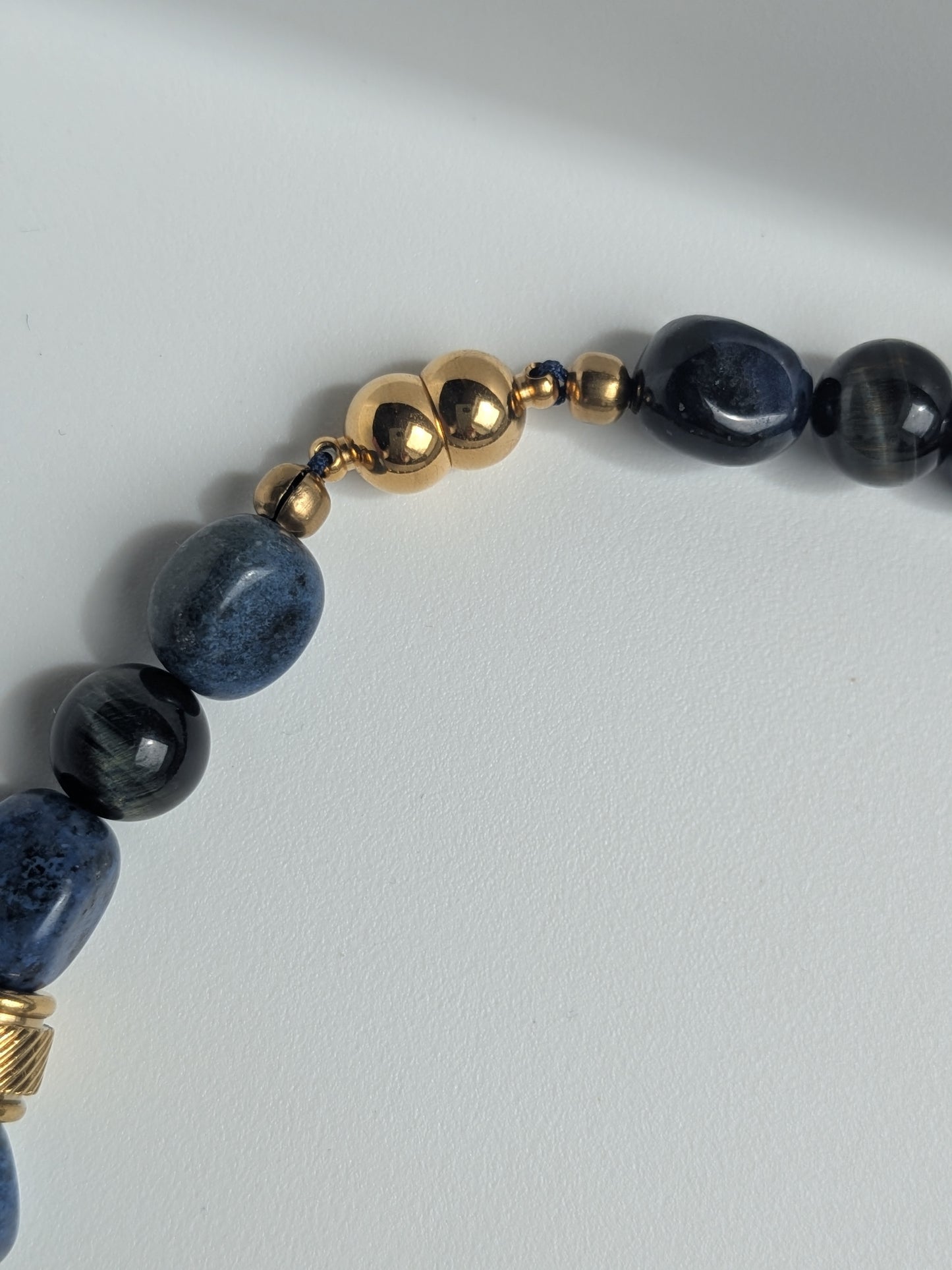Collier en dumortierite et oeil de faucon