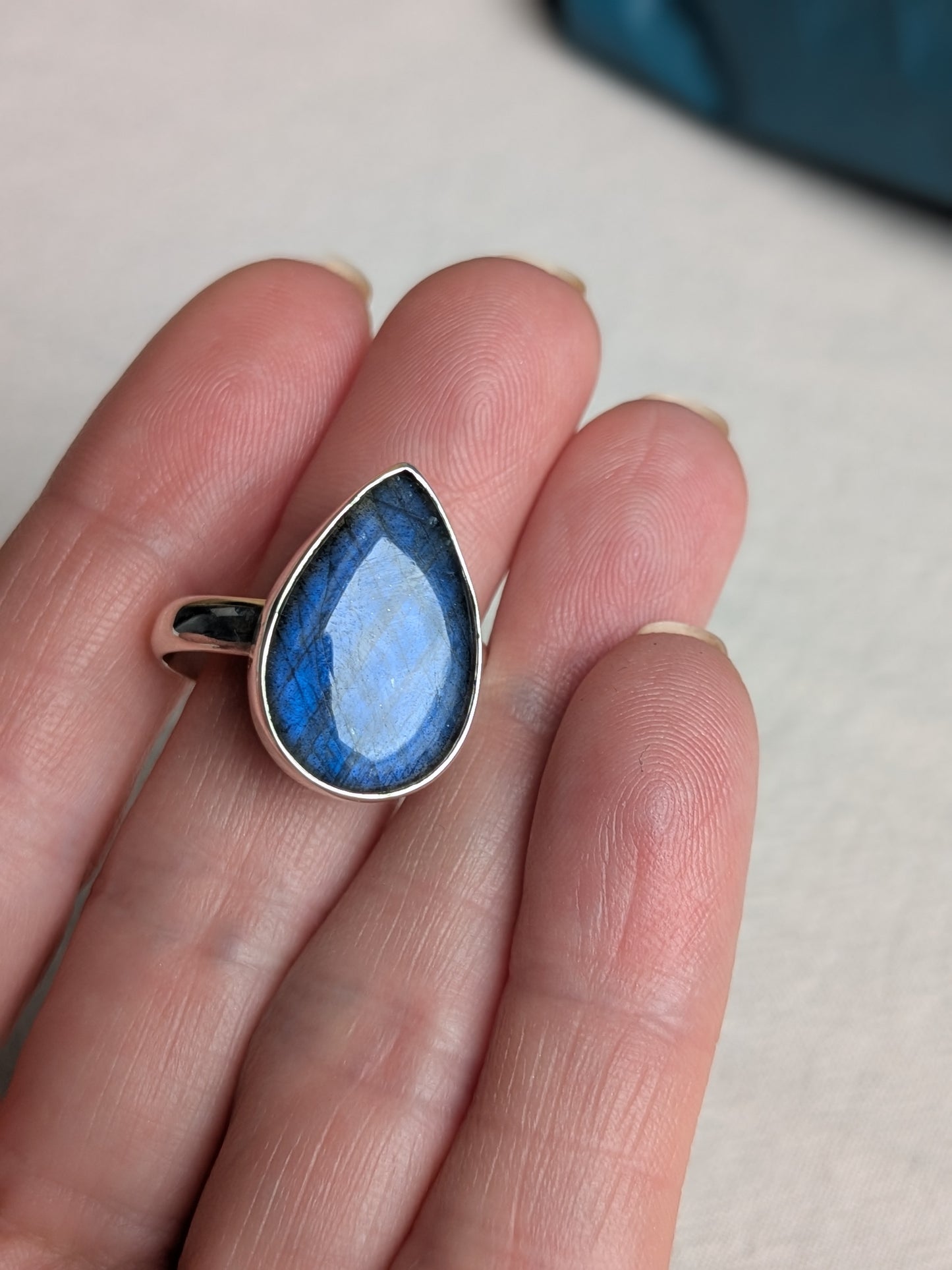 Bague goutte labradorite bleue