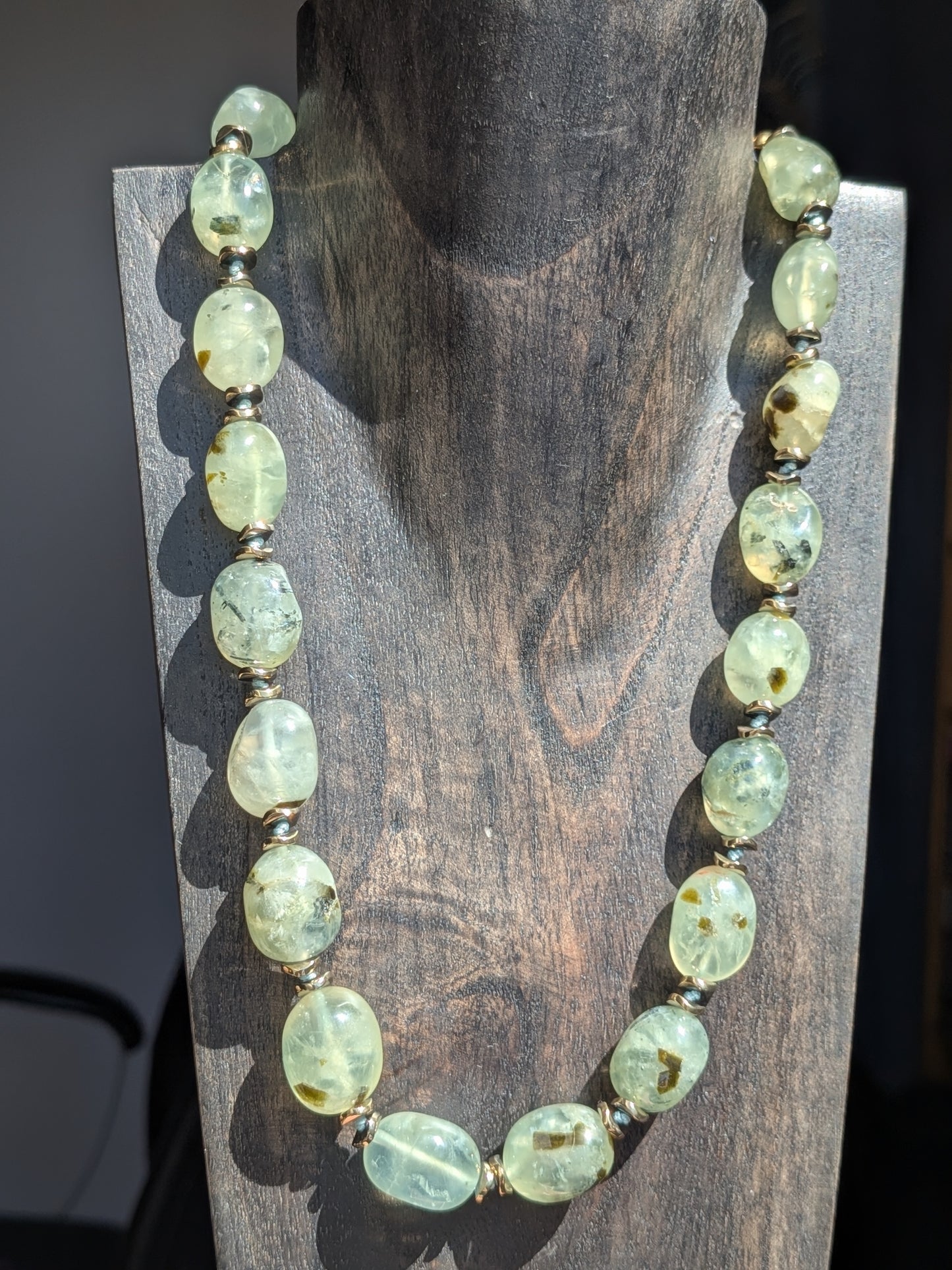 Collier perles galets en prehnite