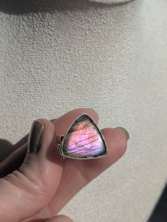 Bague triangle labradorite rose violette