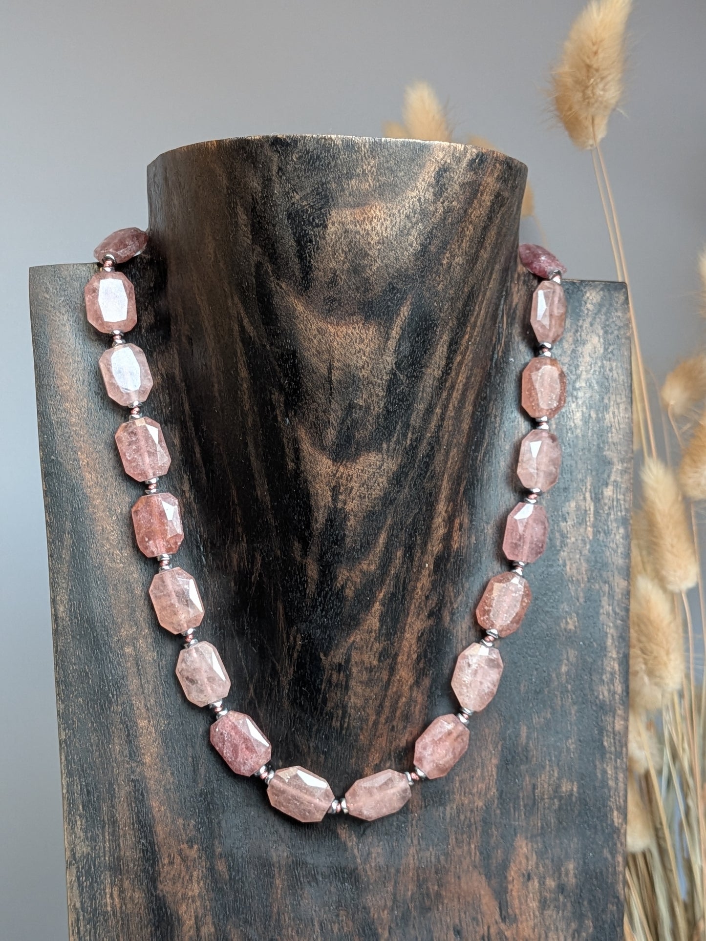 Collier perles octogonales en quartz fraise