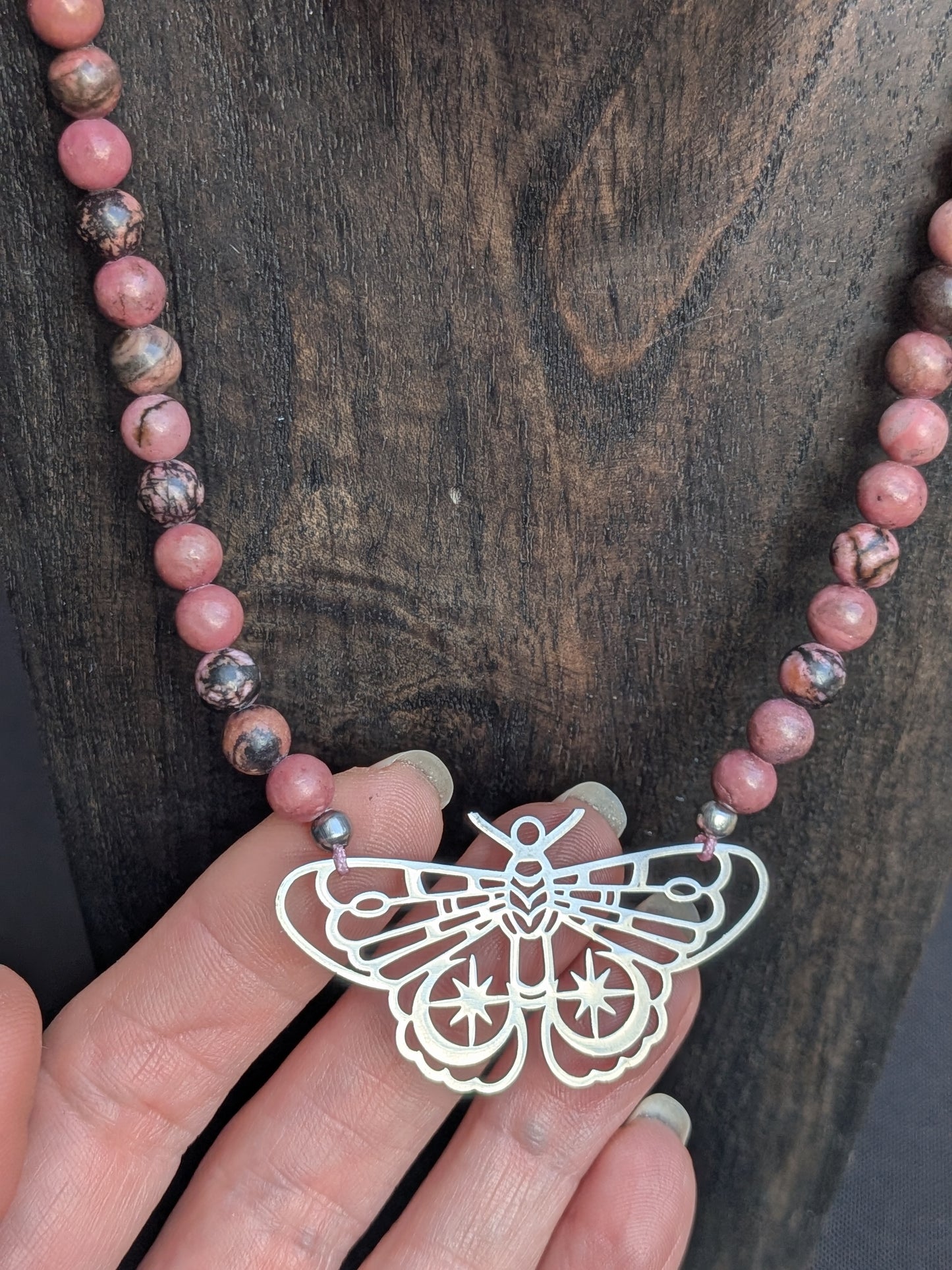 Collier rhodonite papillon