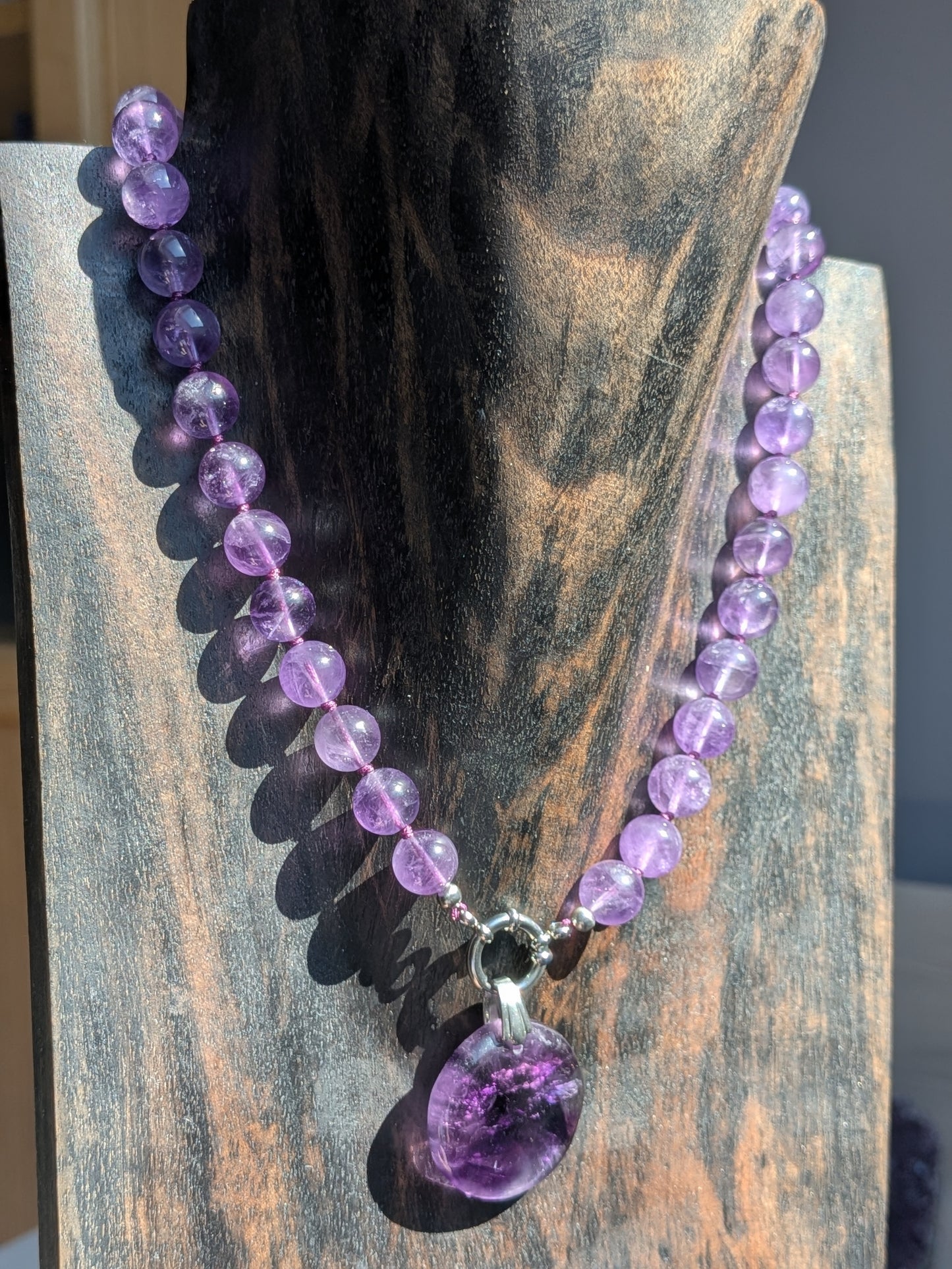 Collier améthyste claire perles 10 mm