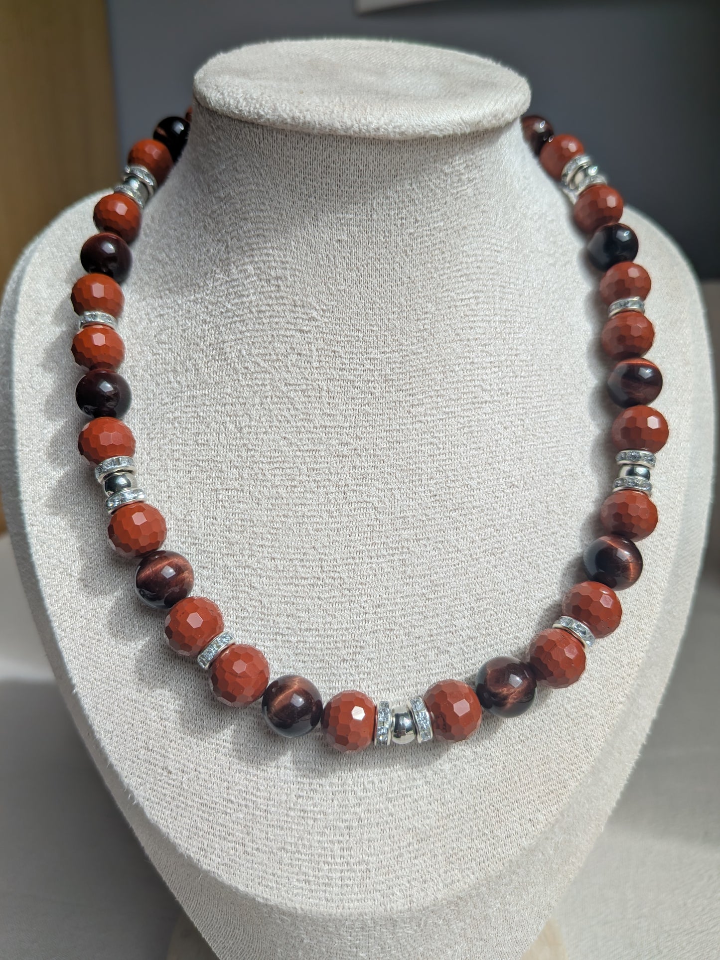 Collier jaspe rouge et oeil de taureau