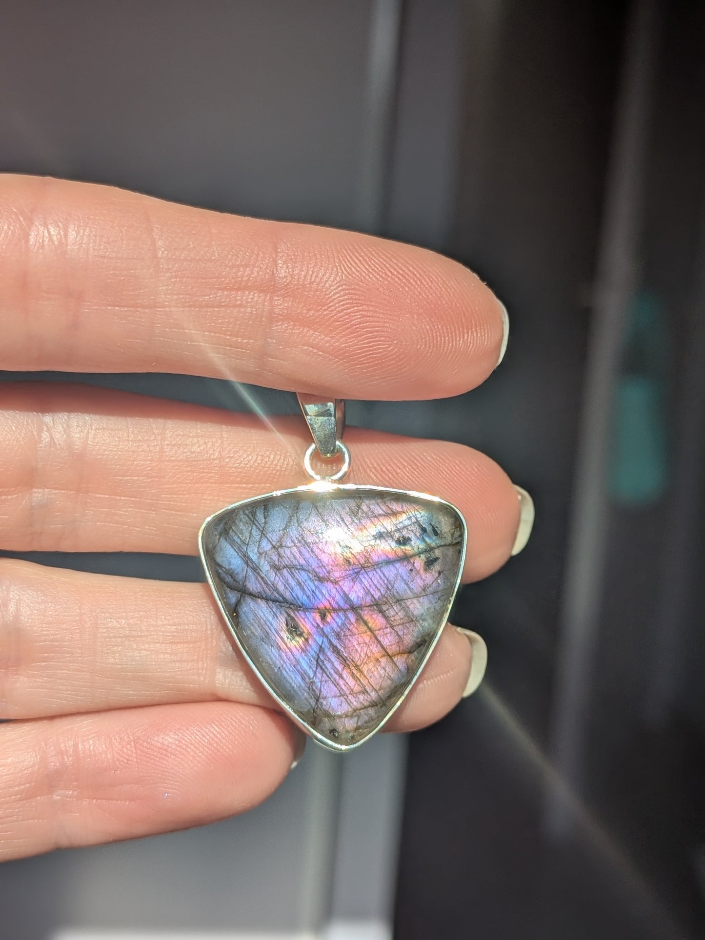 Pendentif triangle labradorite multicolore