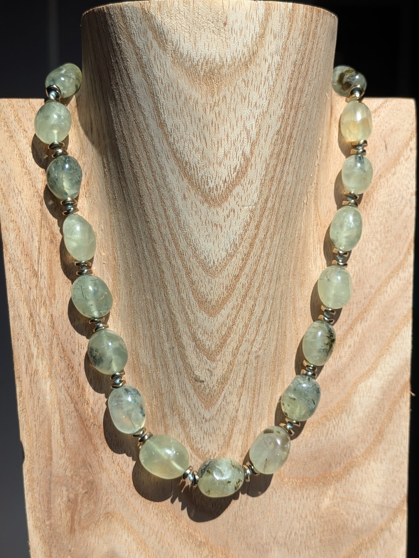 Collier perles galets en prehnite