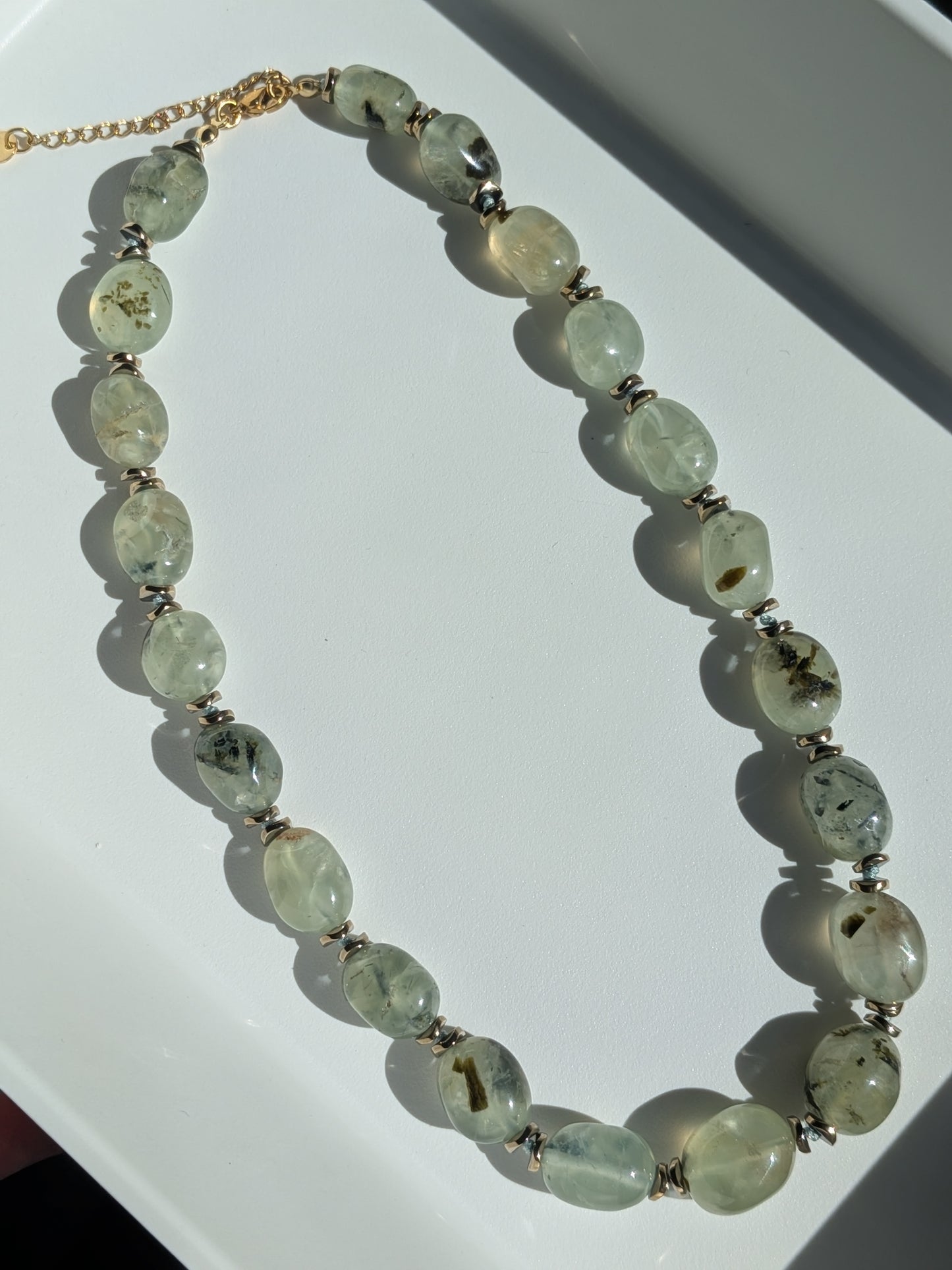 Collier perles galets en prehnite