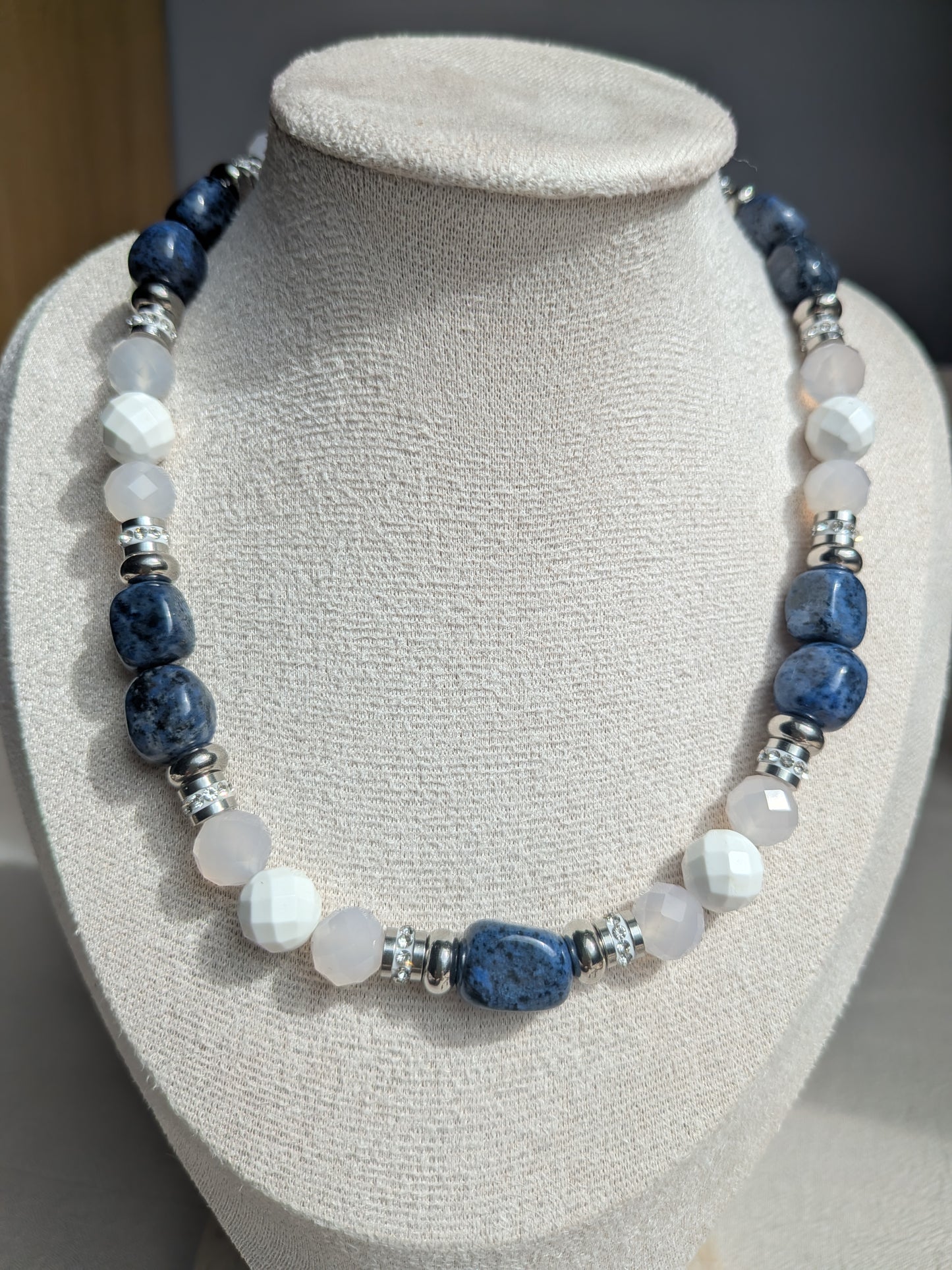 Collier en dumortierite, agate et magnésite