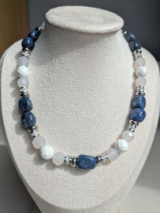 Collier en dumortierite, agate et magnésite