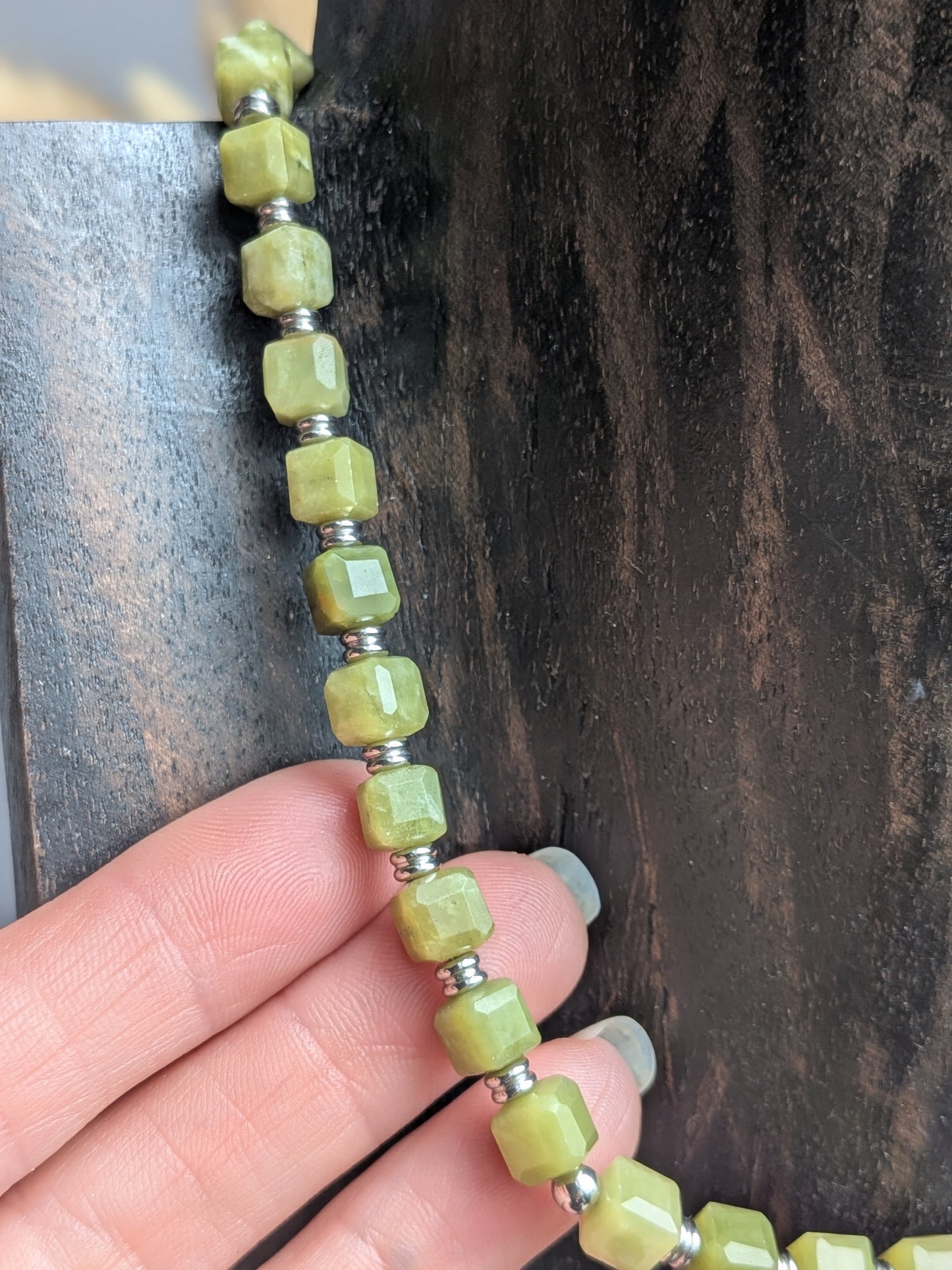 Collier ras de cou en serpentine