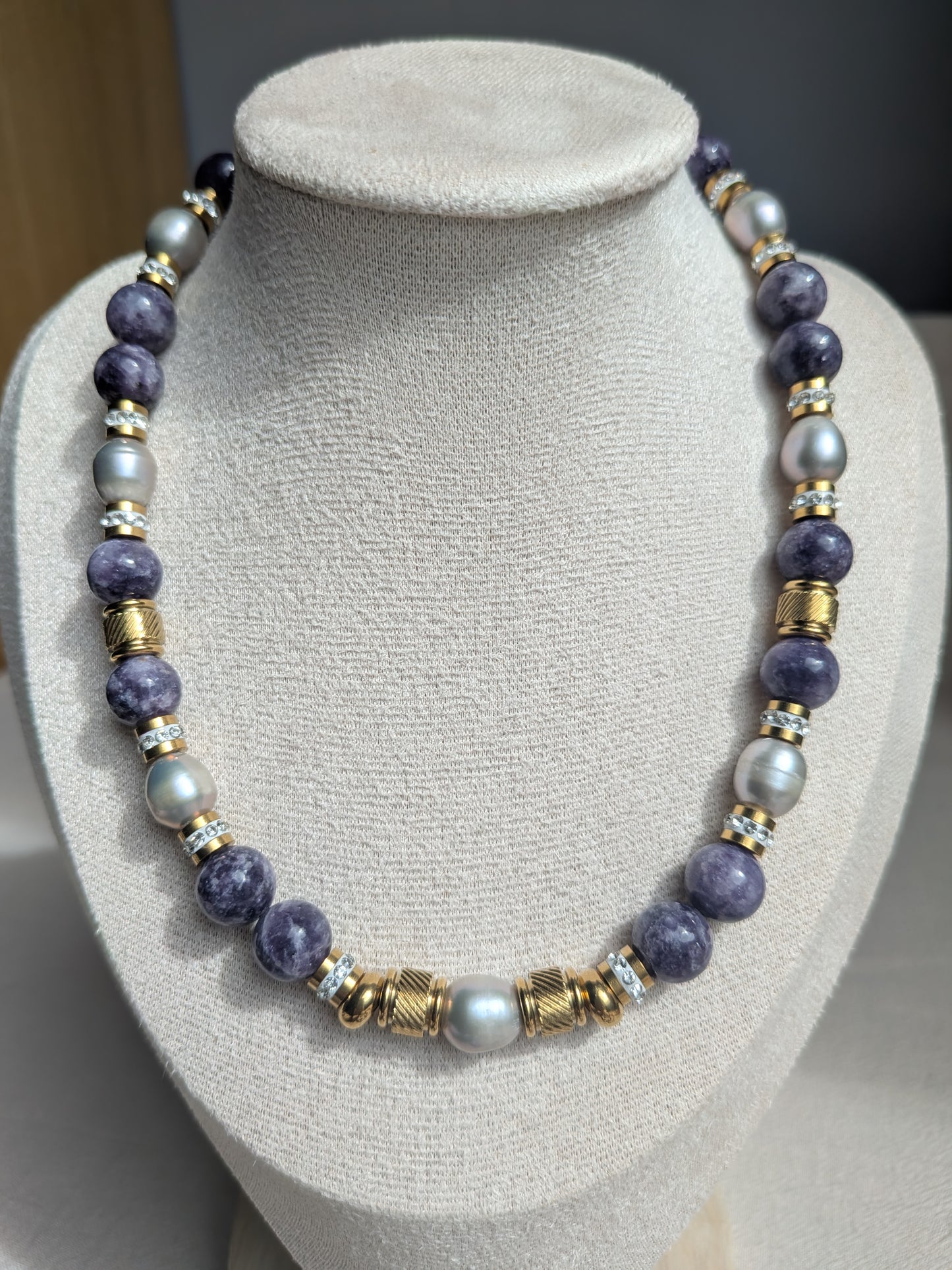 Collier en lepidolite et perles de culture