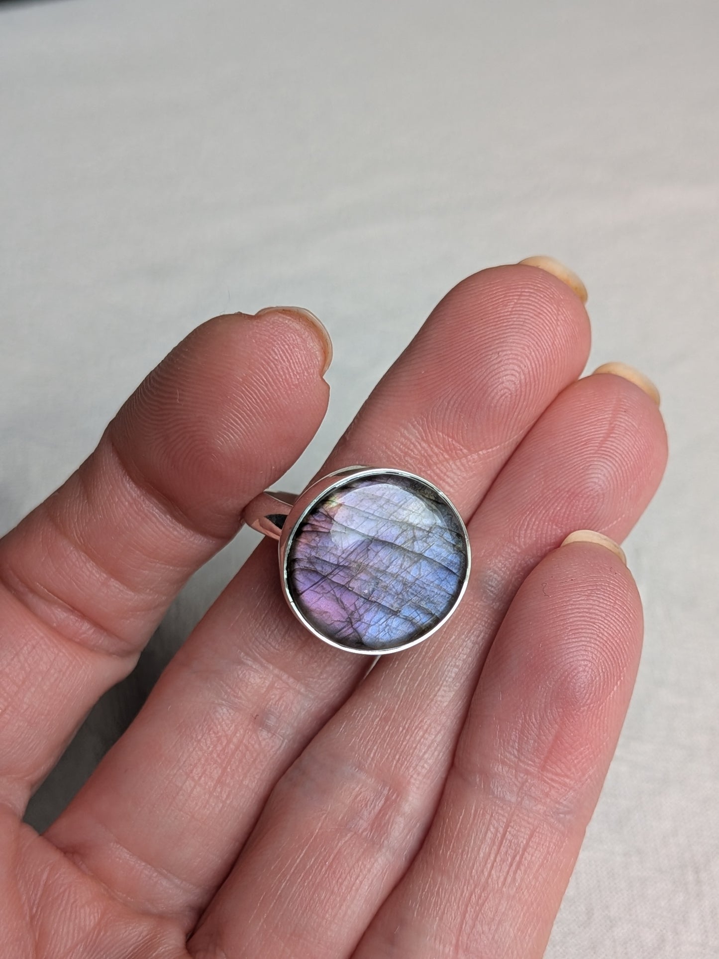 Bague ronde labradorite multicolore