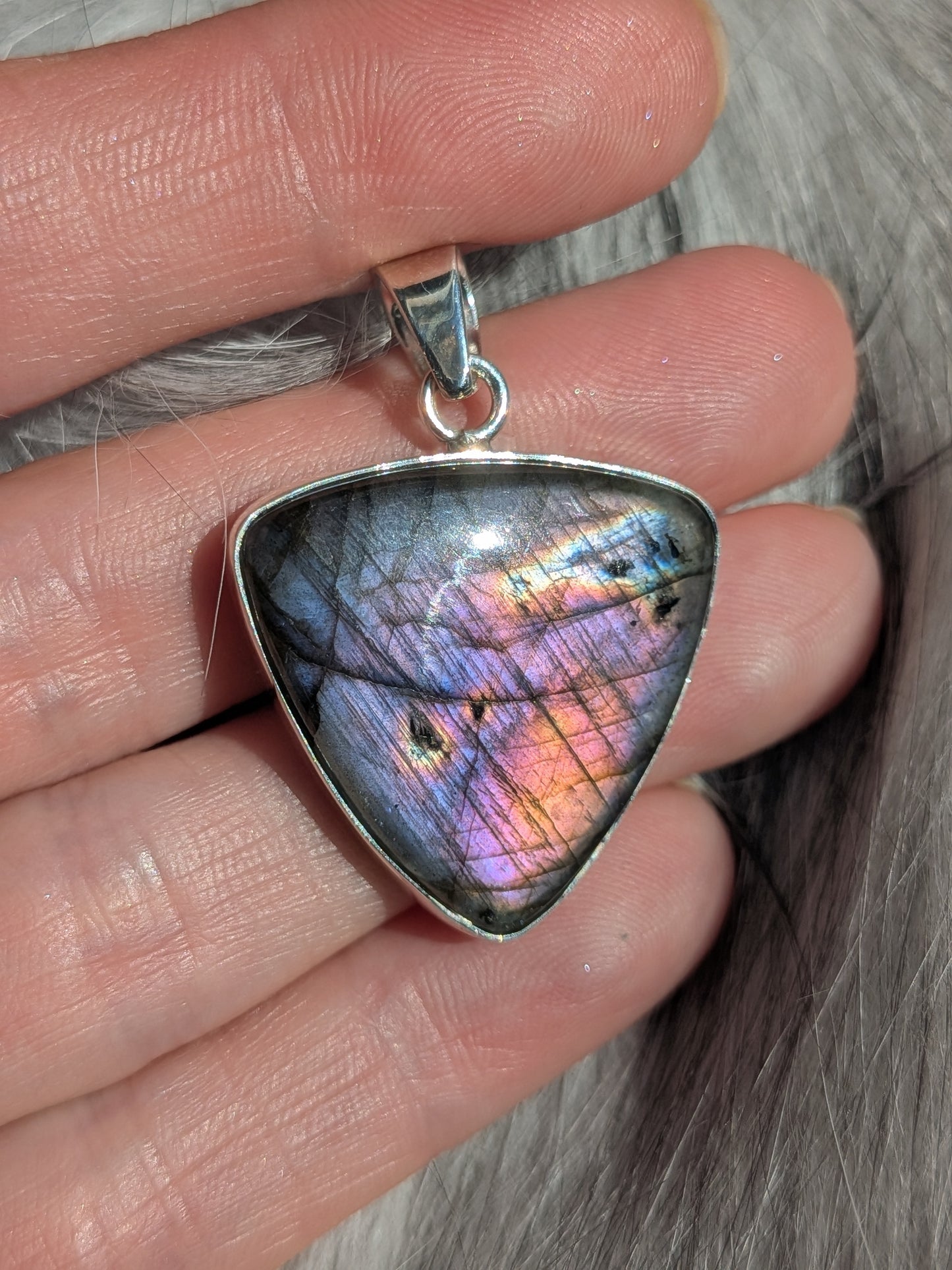 Pendentif triangle labradorite multicolore