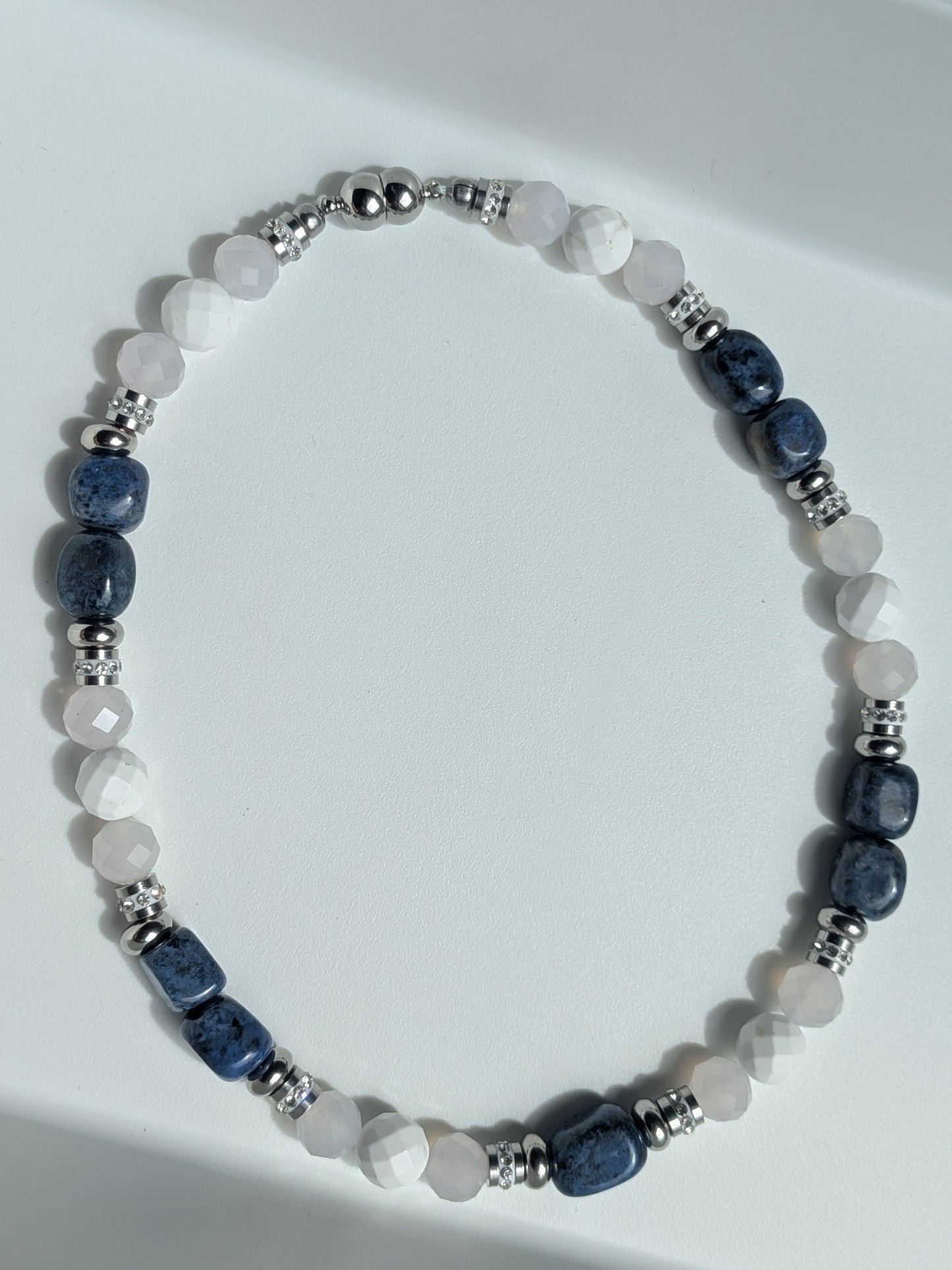 Collier en dumortierite, agate et magnésite