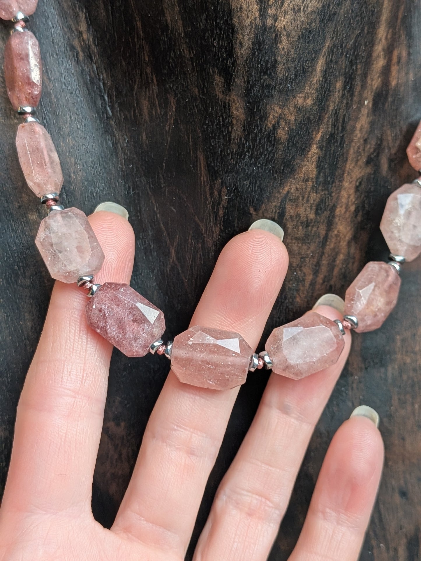 Collier perles octogonales en quartz fraise