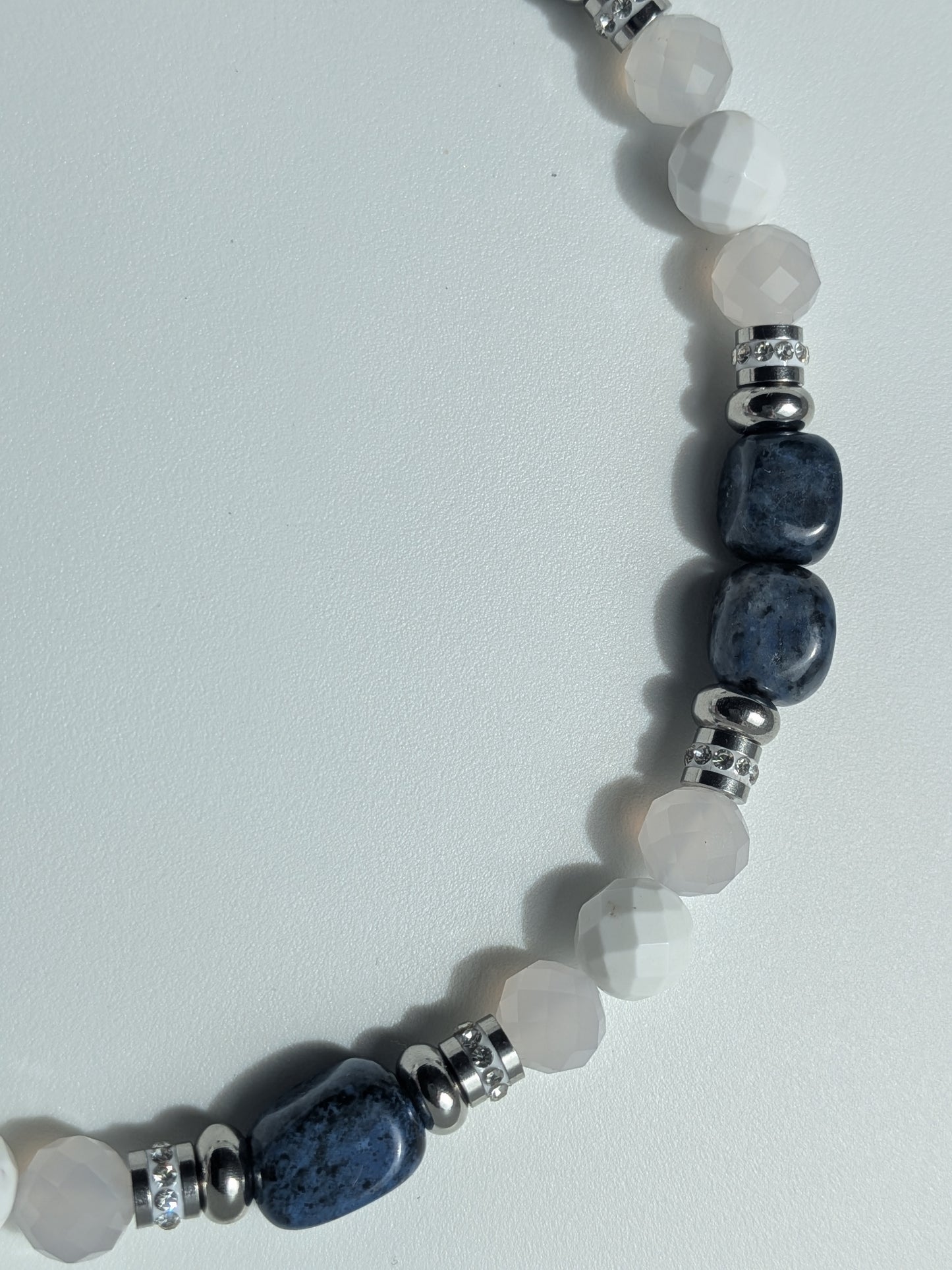 Collier en dumortierite, agate et magnésite