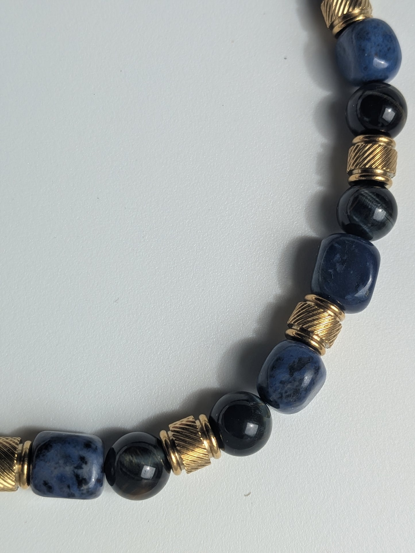 Collier en dumortierite et oeil de faucon