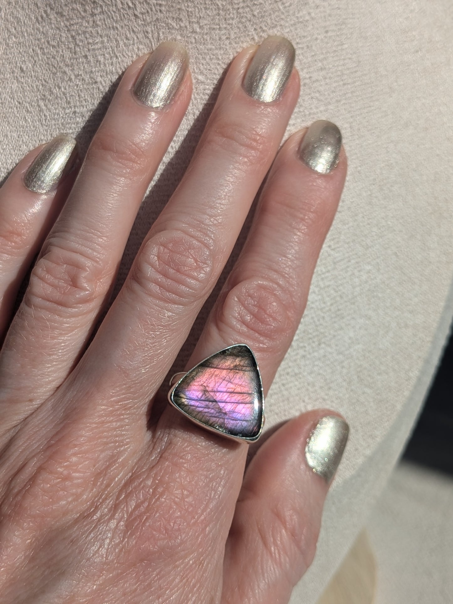 Bague triangle labradorite rose violette