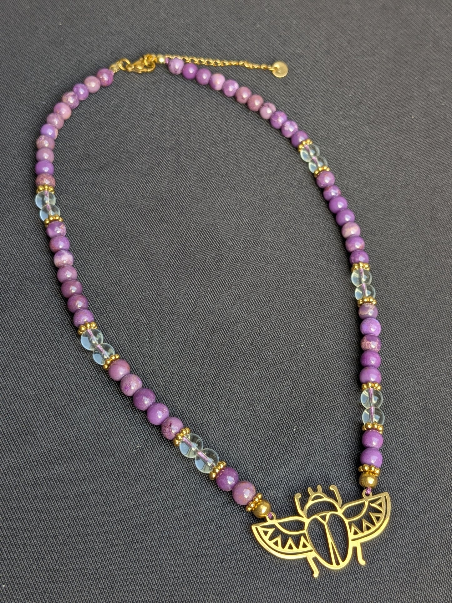 Collier en phosphosiderite et cristal de roche, pendentif scarabée