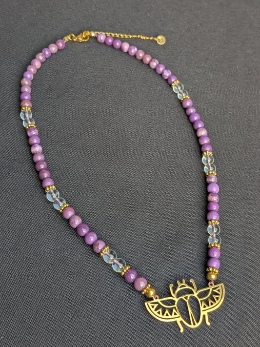 Collier en phosphosiderite et cristal de roche, pendentif scarabée