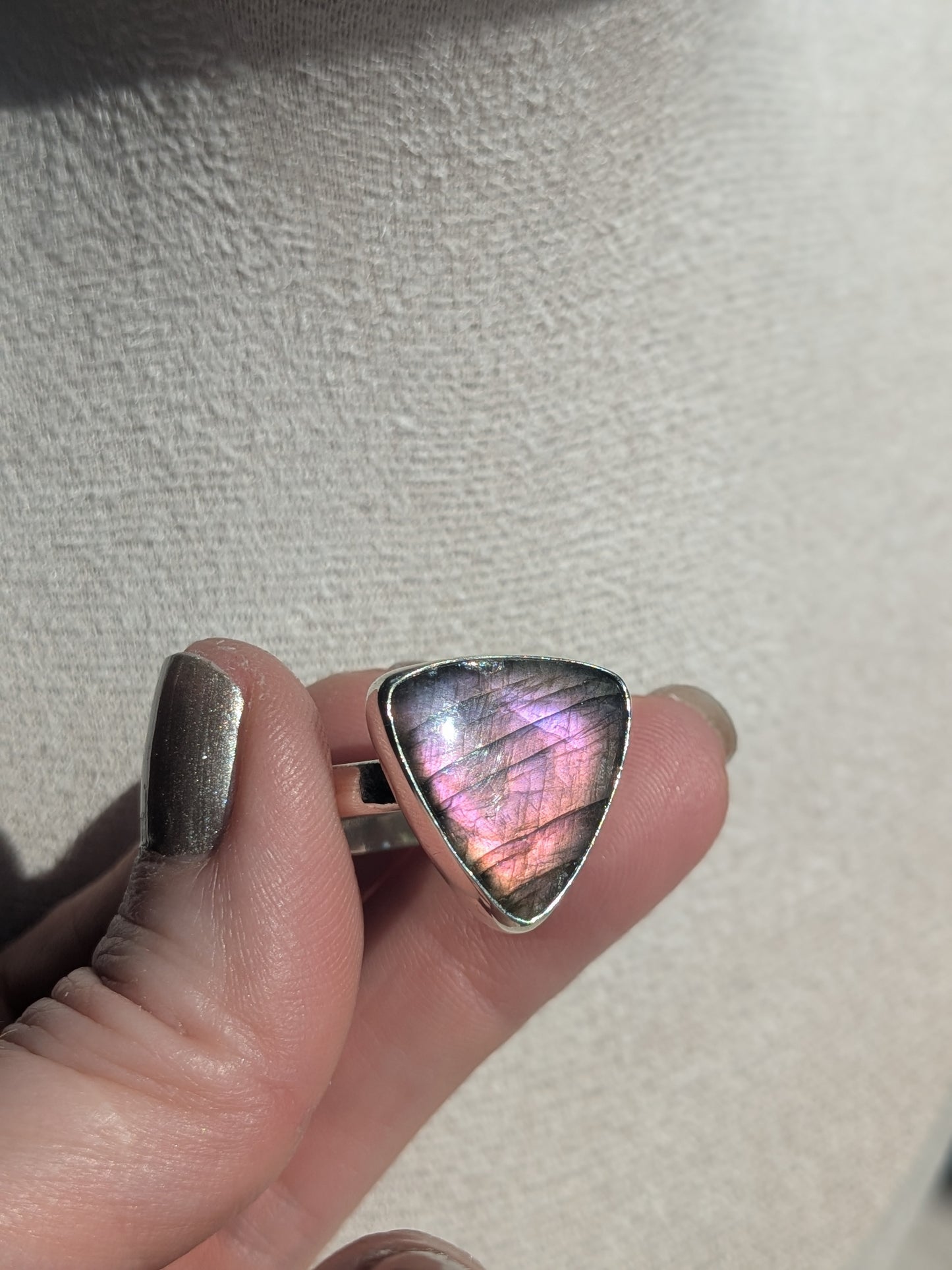 Bague triangle labradorite rose violette