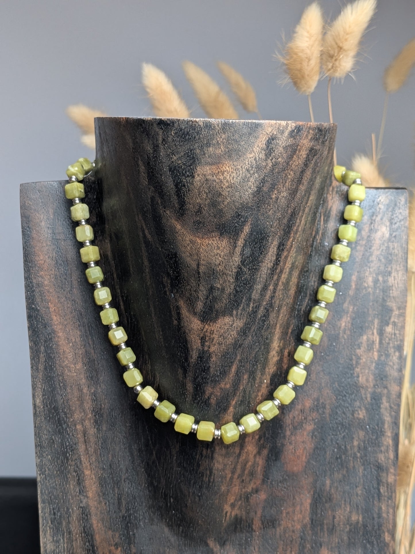 Collier ras de cou en serpentine