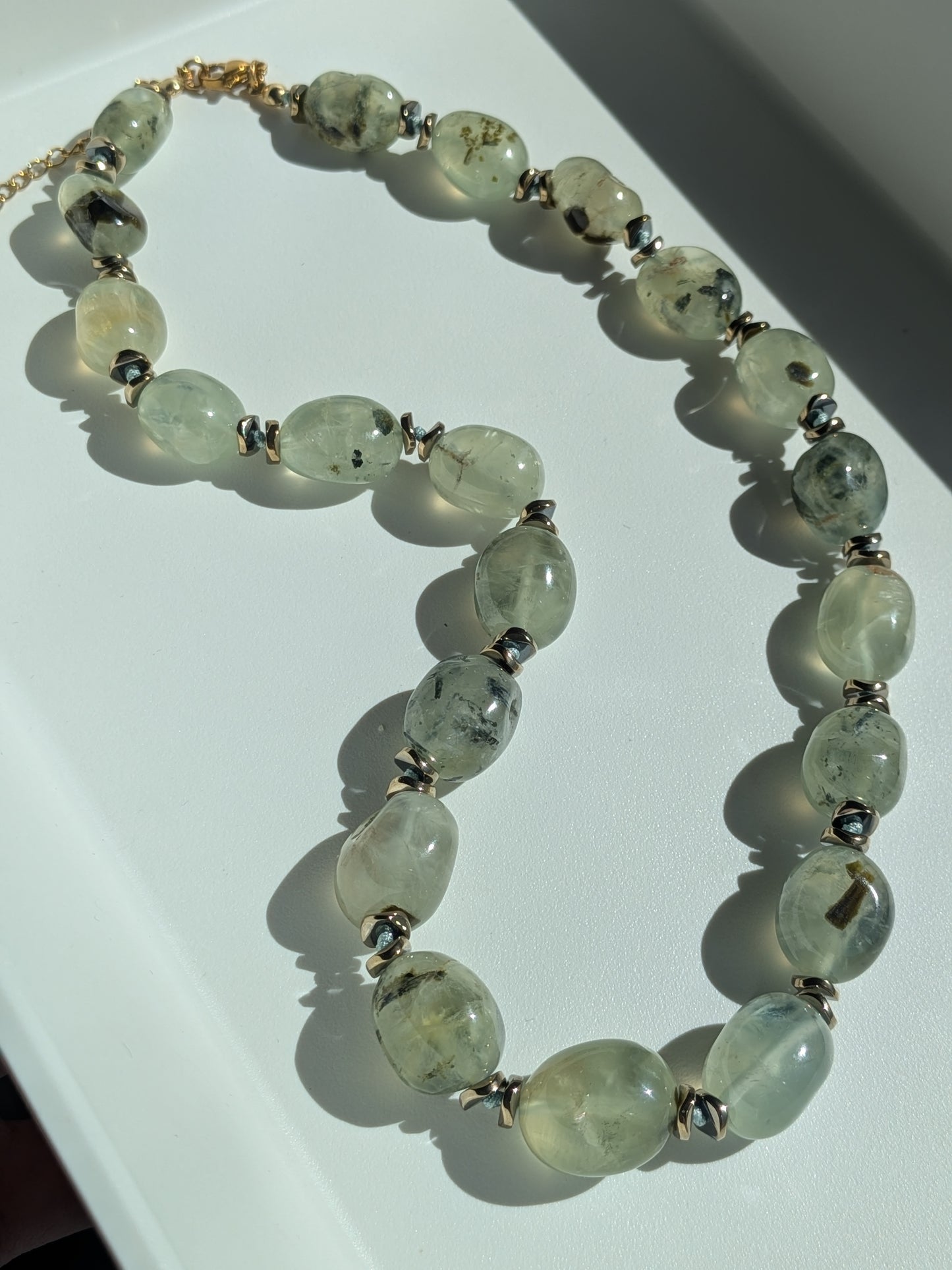 Collier perles galets en prehnite