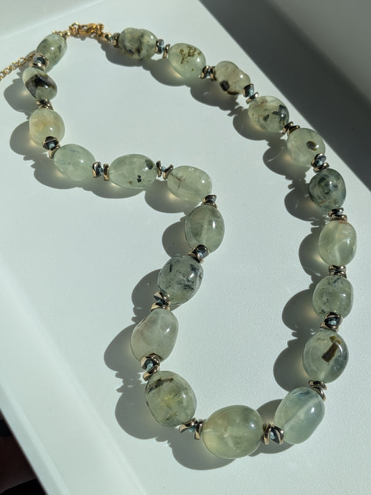 Collier perles galets en prehnite