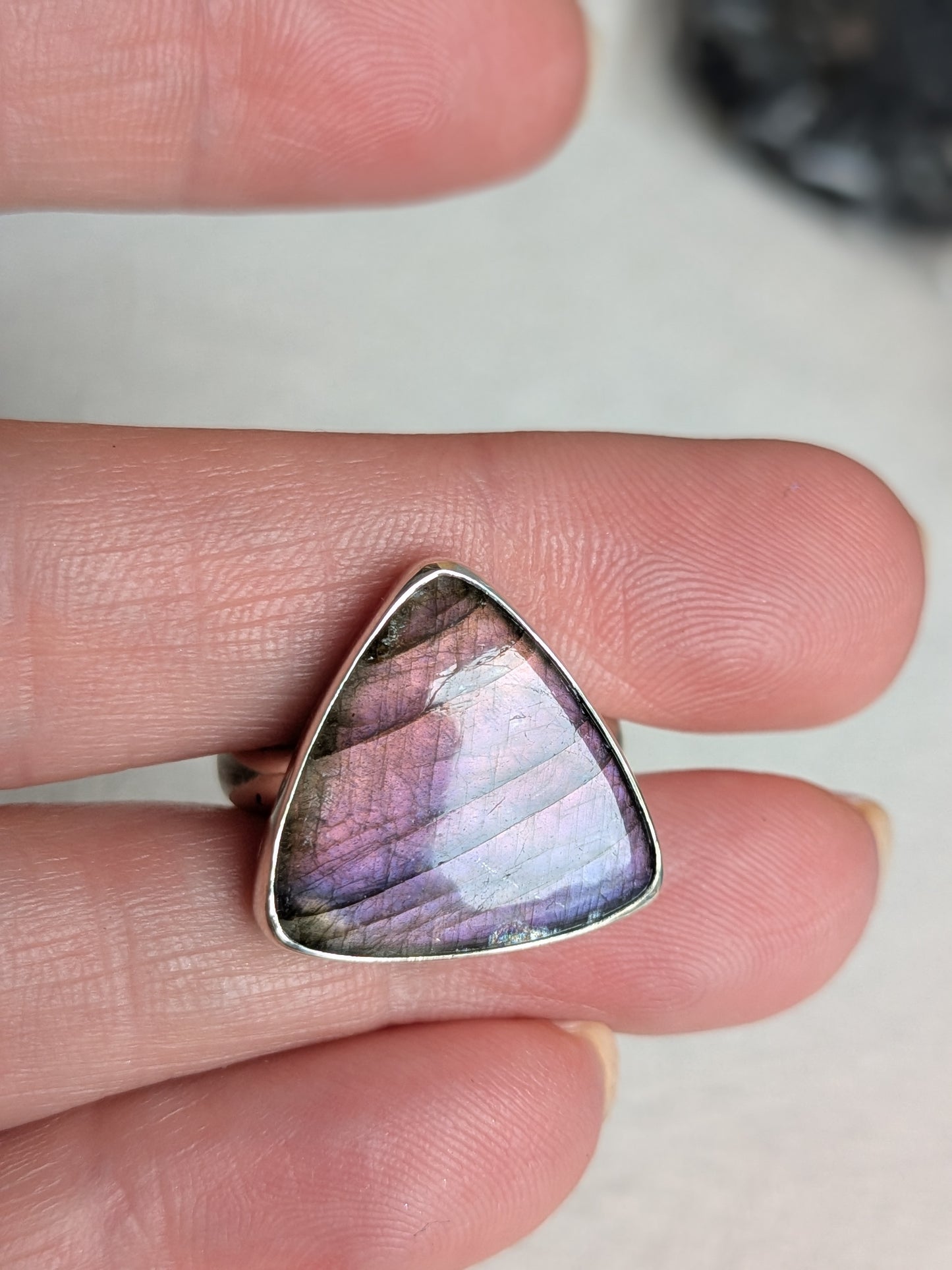 Bague triangle labradorite rose violette