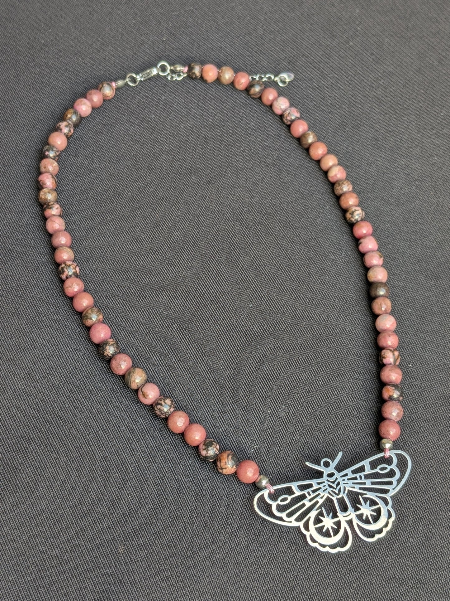 Collier rhodonite papillon