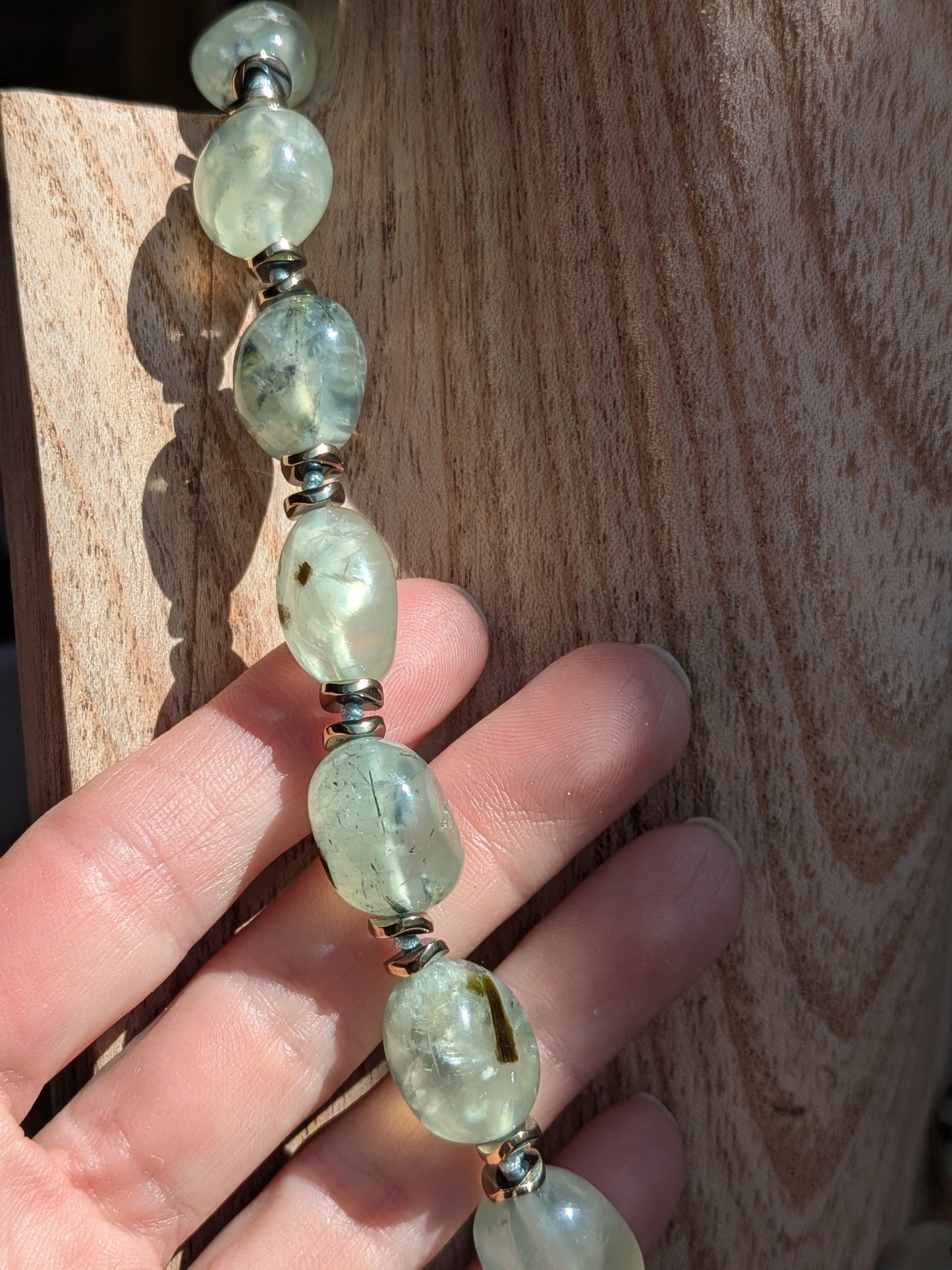 Collier perles galets en prehnite