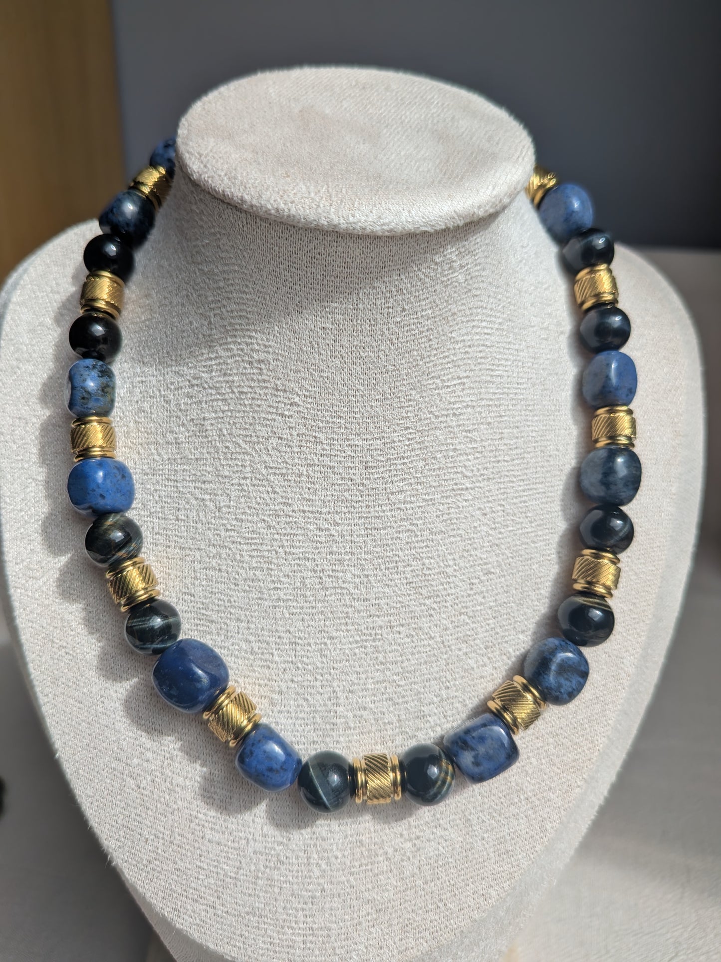 Collier en dumortierite et oeil de faucon